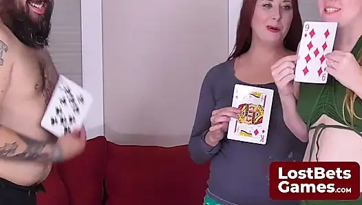 Vincent yüksek kart oyunu için seksi veteriner Julie ve Belle'e katılıyor