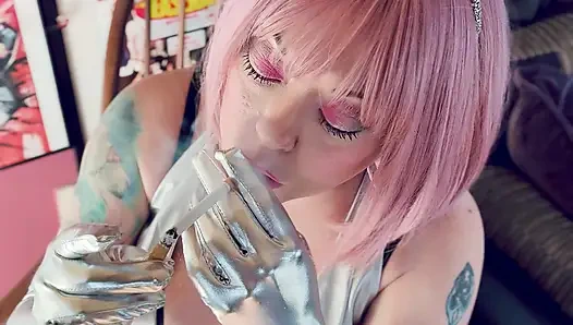 Barbarella Haraç! Tina Snua diz yüksek çizmeler ve eldivenler de dahil olmak üzere gümüş giyinmiş 2 sigara bahşişi içiyor