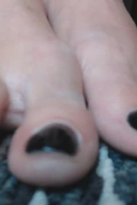 เล่นเล็บเท้าสีดําแบบโคลสอัพ