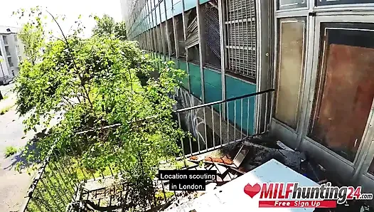 Orta yaşlı seksi kadın avcısı terk edilmiş bir ofis binasında sıska orta yaşlı seksi kadını sikiyor