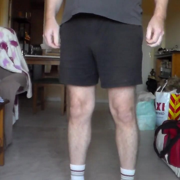 ジョンは彼の黒いショーツでおしっこをしている