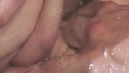 Tante seksi rambut pirang lagi asik muasin memeknya pakai mainan seks favoritnya