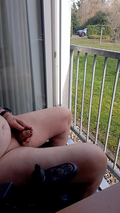 Κάπνισμα στο ανοιχτό παράθυρο