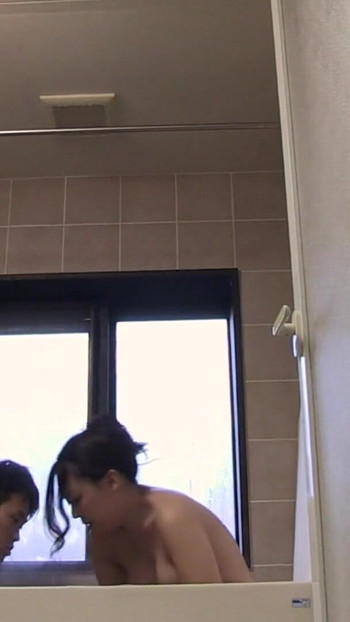 Zapanjujući trenutak iz "JAPANSKA DJEVOJKA PUŠI SPERMU S KURCA NAKON ŠTO JE POJEBANA NA"