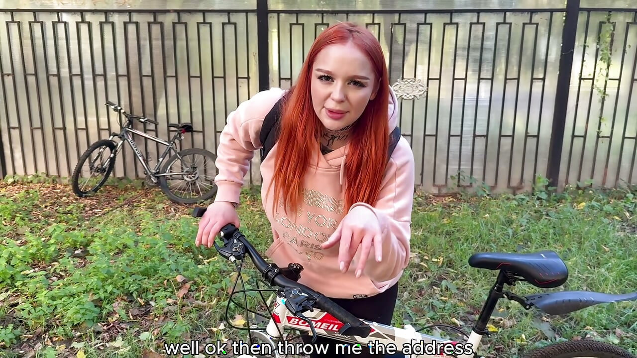 O estranho na bicicleta acabou por ser uma garota muito gostosa.