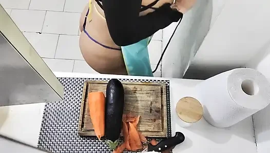 Ich schiebe eine riesige gurke in mein hungriges arschloch - fetisch