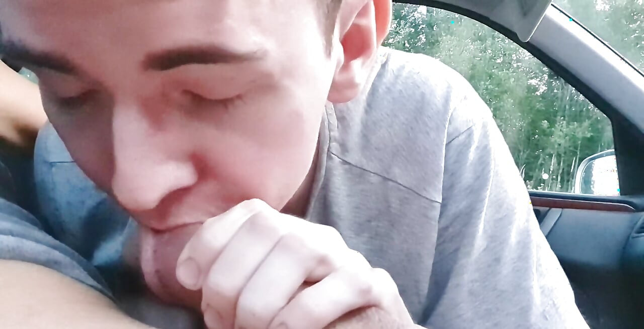 Elle Suce Un Mec Dans Sa Voiture Jusqu’à Ce Qu’il Jouisse - Prettyboi2000x