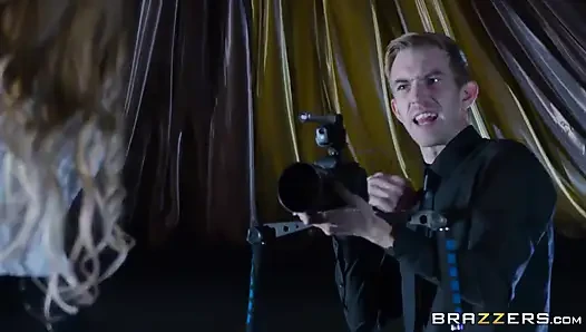 Brazzers - Danny versucht es, einen film zu drehen, macht aber am ende, was er am besten kann, er fickt viola bailey