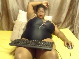 Черная толстушка с чудовищными сиськами перед вебкамерой