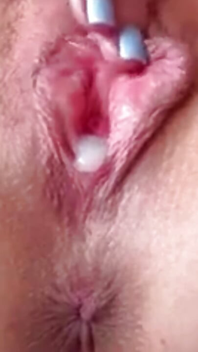Stedmor med CREAMY PUSSY onanerer - Hun sprøjter al sin saft ud og får en pulserende orgasme
