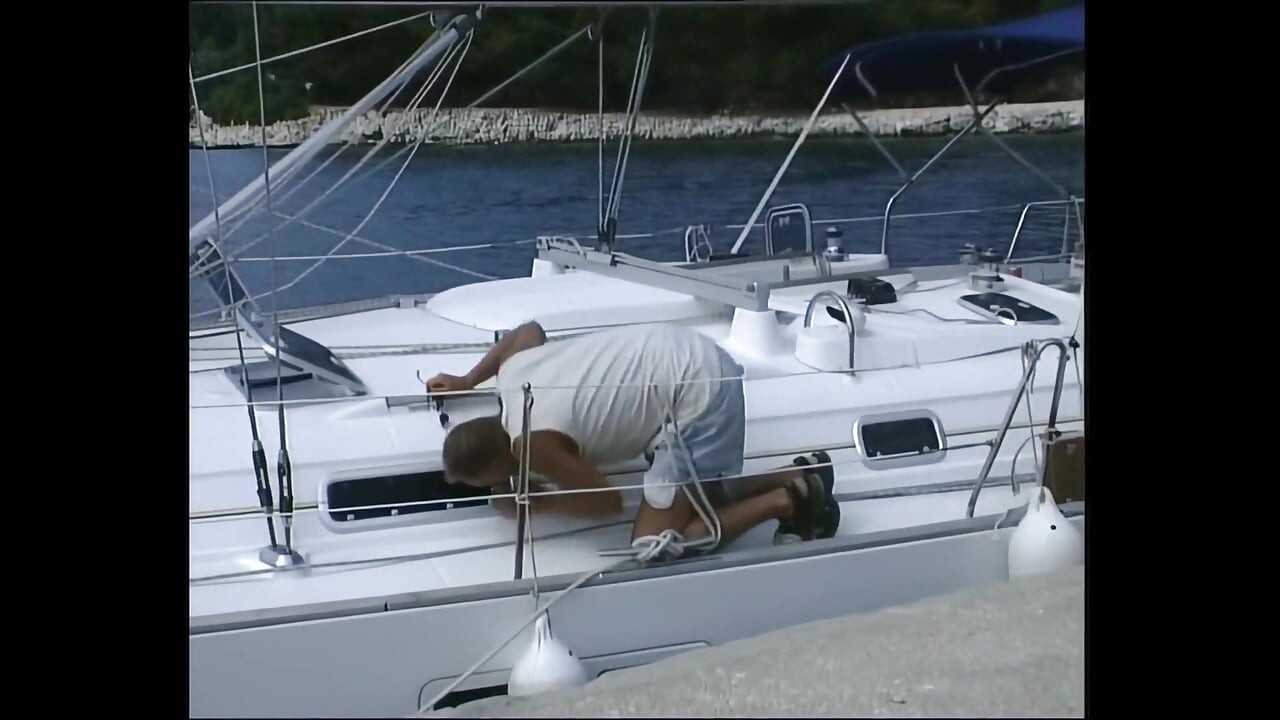 Sunahre balon vali kamuk milf(chodne layak mammi) ko uske yt kaiptan dvara chodne men maza aata hai