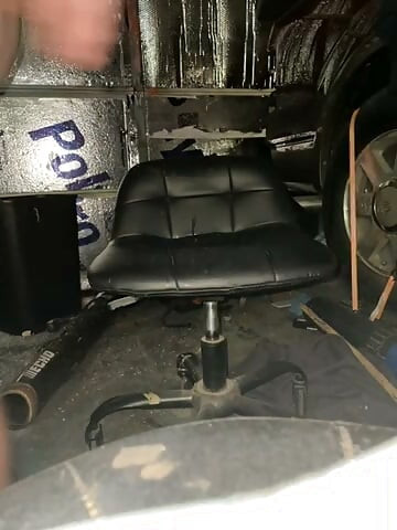 В гараже у друга не смогла удержаться, оделась как шлюха и трахнула себя в жопу! Без резинки, только своей спермой