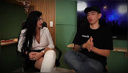 Geiler MILF-Lehrer fickt meinen Partner und mich im Büro des Schulleiters