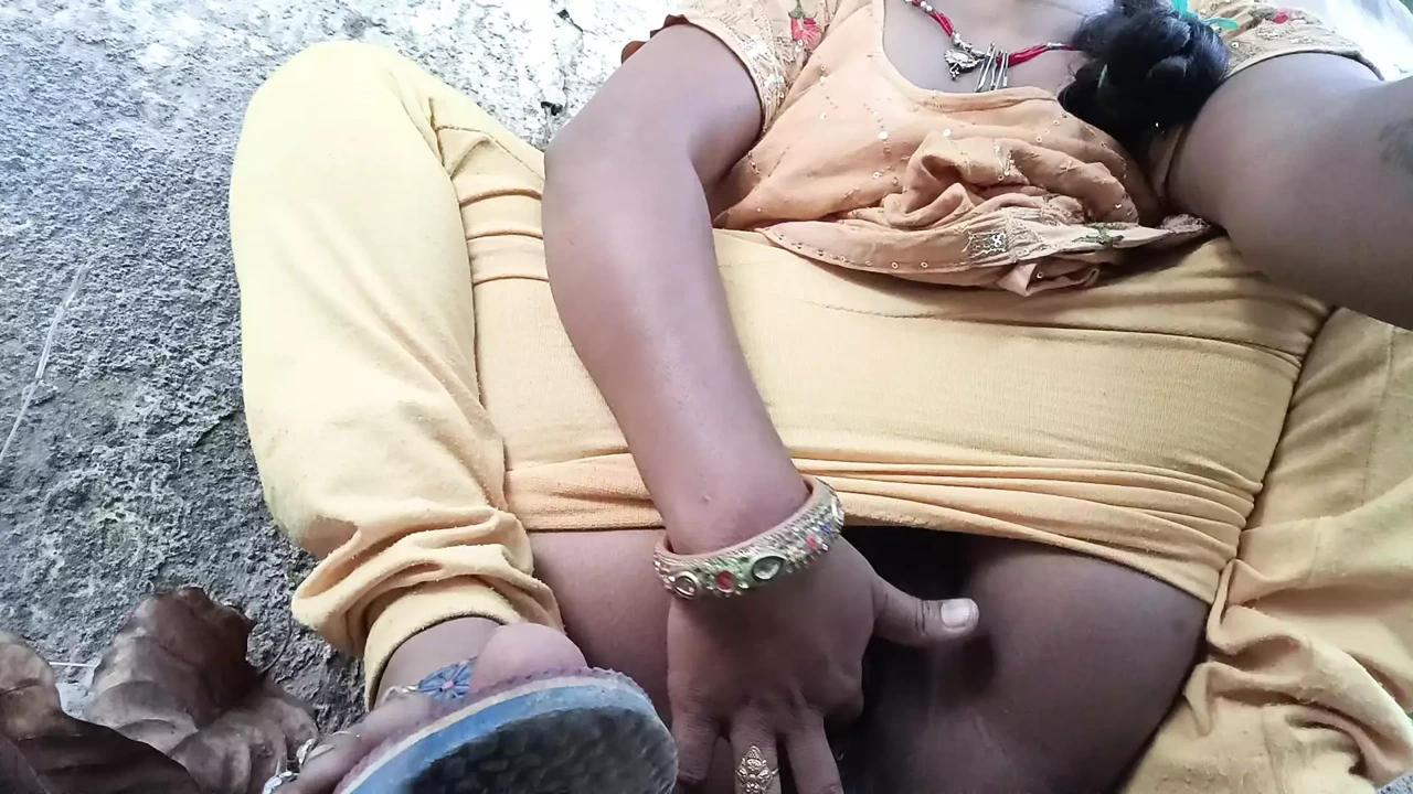 Bhabhi ko nahi mila land to bhabhi ne finger se nikala Pani