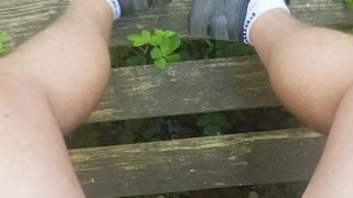 Großes Abspritzen auf meine nackten Beine im Wald