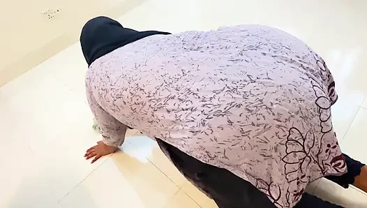 19 yaşındaki büyük götlü ve büyük memeli iri güzel kadın ateşli hizmetçi odayı temizlerken sahibi tarafından sikiliyor - ep-2
