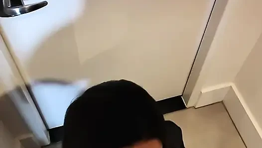 Cowok kulit hitam kontol besar ngentot aku di kamar hotel sambil nungguin di kamar