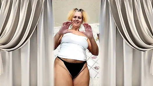 Neşeli ev hanımı Lukerya mutfakta flört ediyor ve hayranları için soyunuyor.