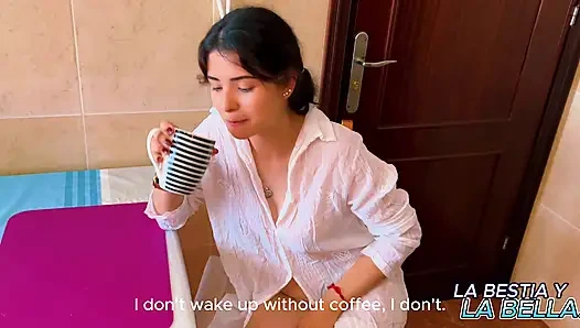 Nachbarin fickt mich in der Küche, während ich ihn um eine Tasse Zucker bitte.