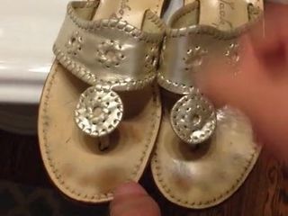 Cumming en las sandalias de la amiga de la esposa