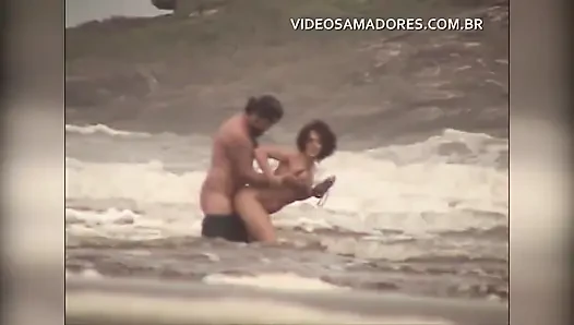 Бесстыдная пара занимается сексом в неглубоком море