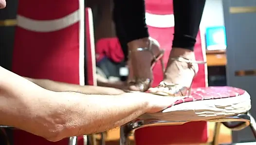 Mit füßen auf die hände trampelt