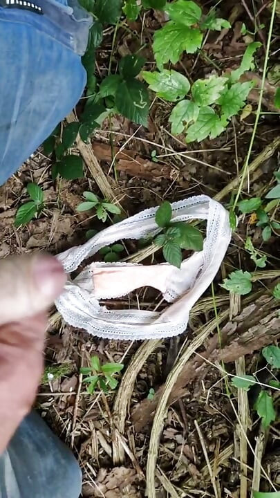 Použité kalhotky nalezené v lese