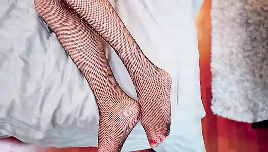 Sarkık Memeli Dövmeli Sarışın Orta Yaşlı Seksi Kadın Motelde Götünü Ve Amını Mahvediyor