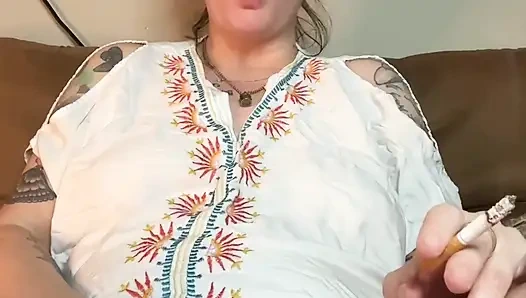 Sigara içen fetiş orta yaşlı seksi kadın mastürbasyon