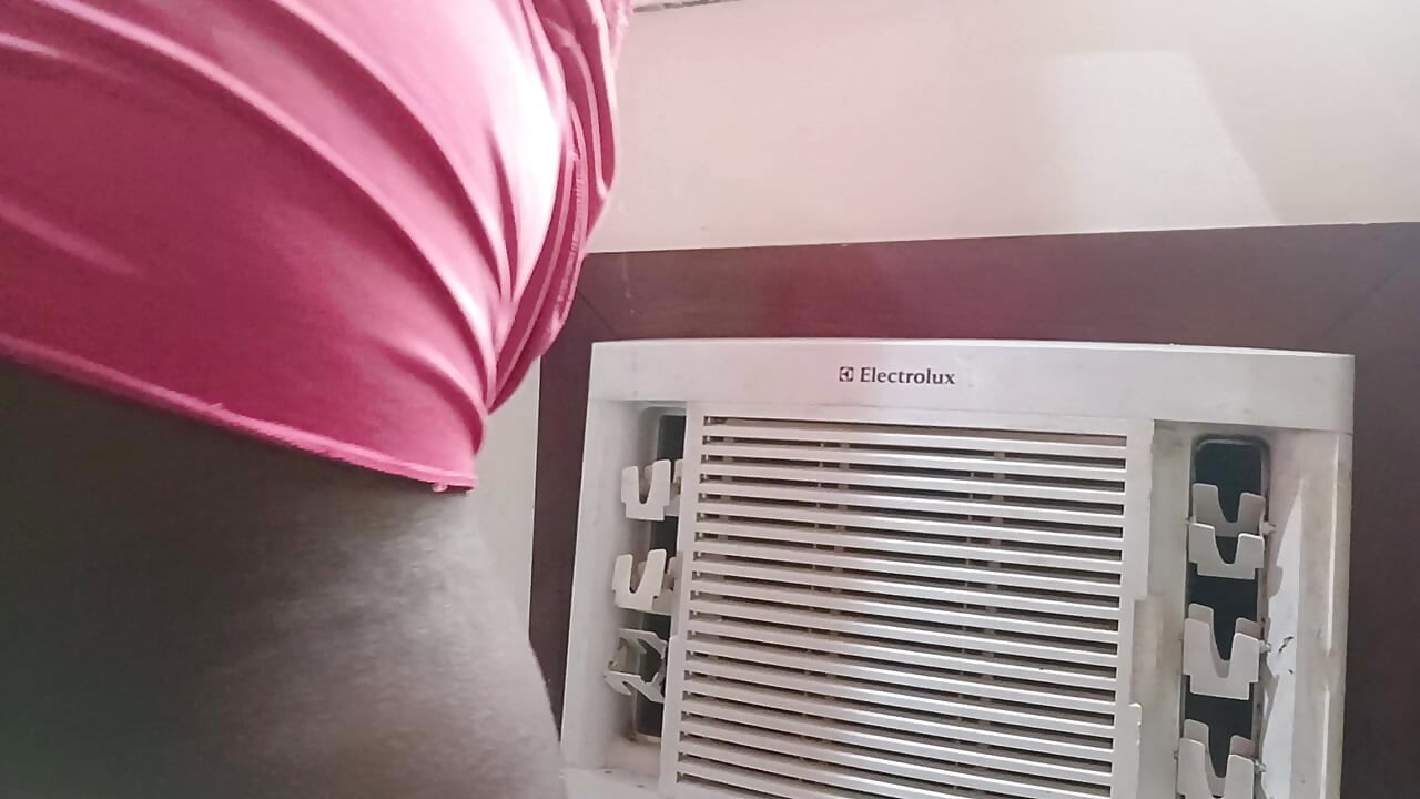 سمراء مغرية في شورت إغاظة ولم أستطع تحمل ذلك