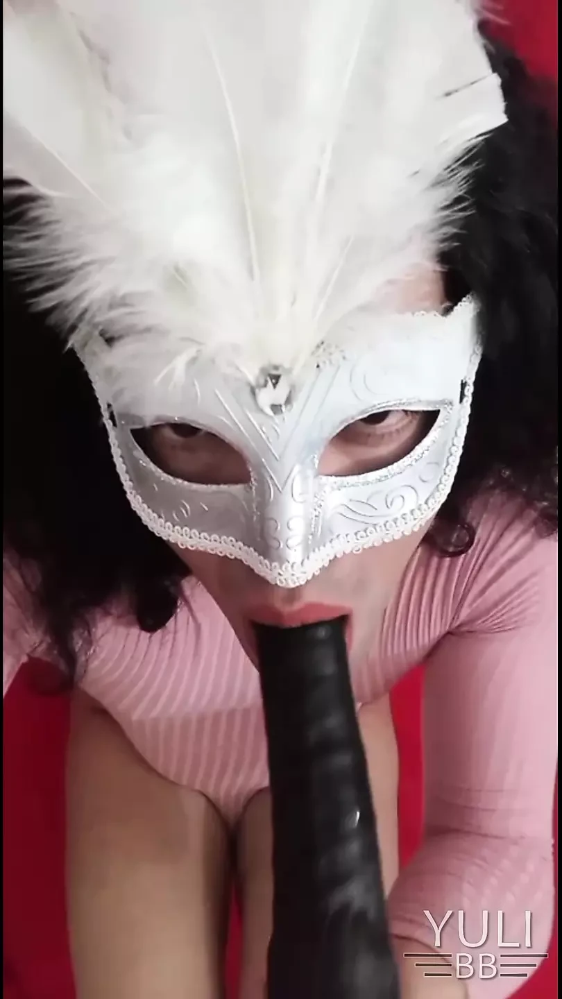 Yuli brinca usa seu brinquedo na boca e na cauda