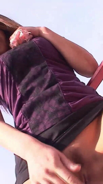 Emotivni trenutak iz "Dana seksa japanskog para, žena jako smoči svoju pičku dok se igra s malom seksualnom igračkom."