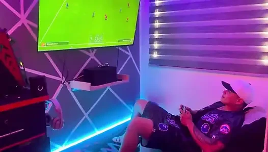 Aku lagi asik main video game dan aku nyepong kontol adik tiriku