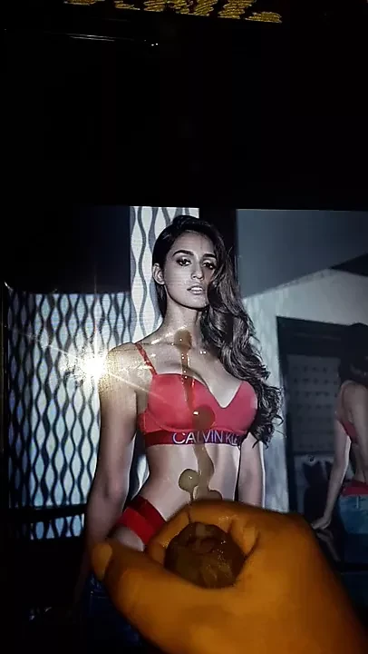 दिशा पटानी सह श्रद्धांजलि।