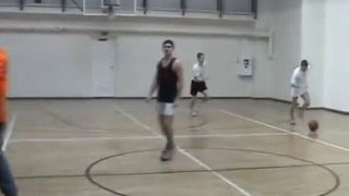 Des mecs sexy jouent au basket-ball jbak p