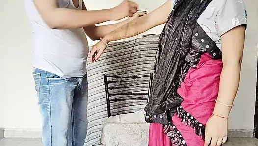 Un tailleur indien coquin a essayé de séduire un client en prenant des mesures