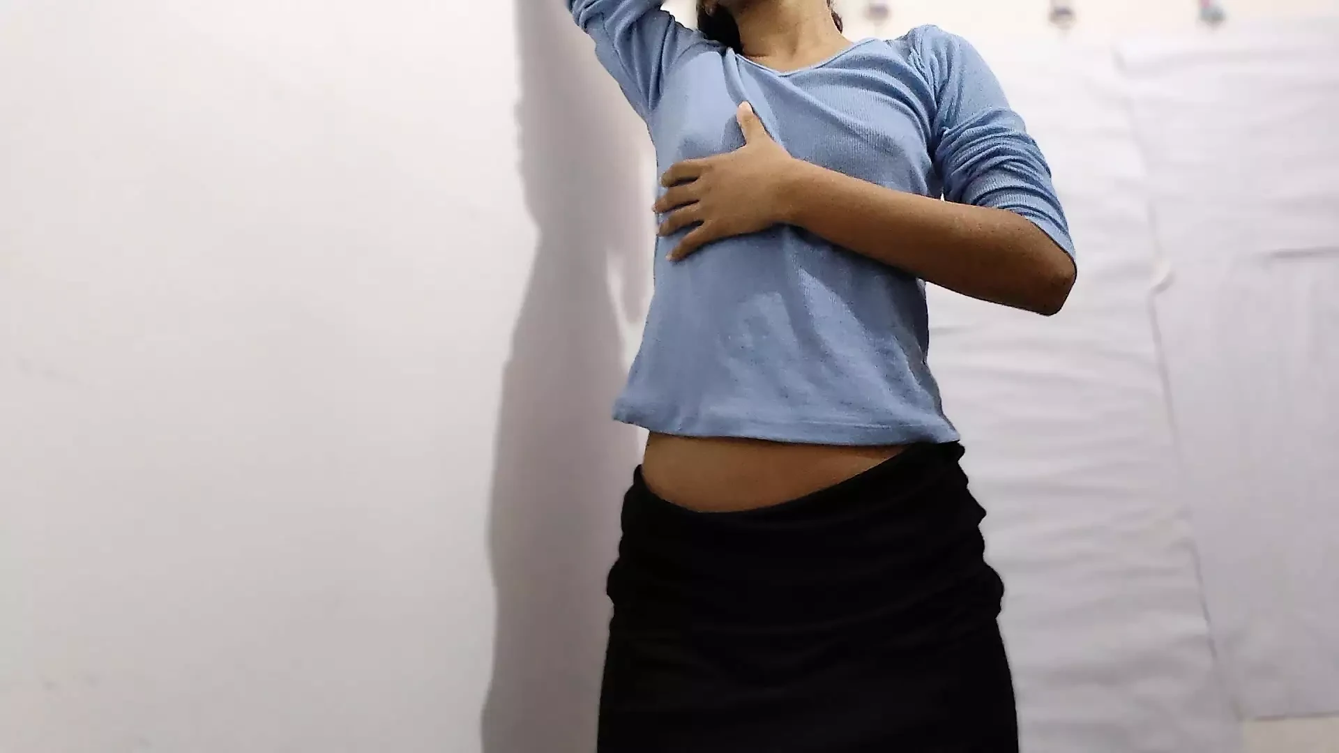 Une femme sexy au corps statuette et au visage d’ange enlève ses vêtements