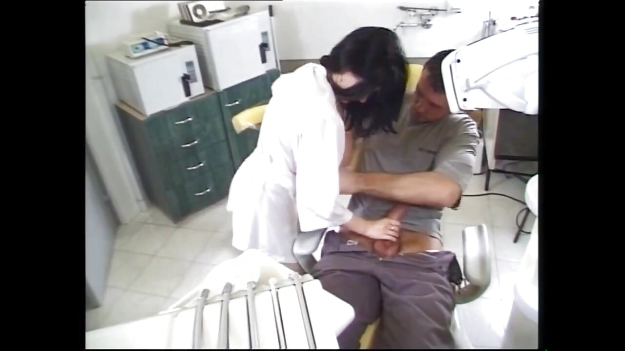 Красивая возбужденная шлюха сосет большой хуй своей пациентки