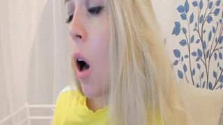 Sexy blondes Schätzchen fingert und spielt mit ihrer Muschi