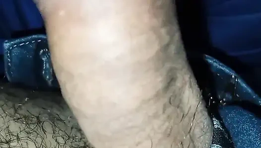 Papa, gib mir deine Milch! Ich lutsche den behaarten Penis meines Vaters, bis er ejakuliert und ich die ganze heiße Milch schlucken kann