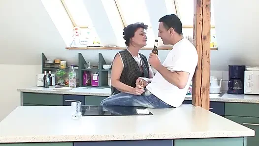 Reife brünette MILf hart auf küchentheke geritten