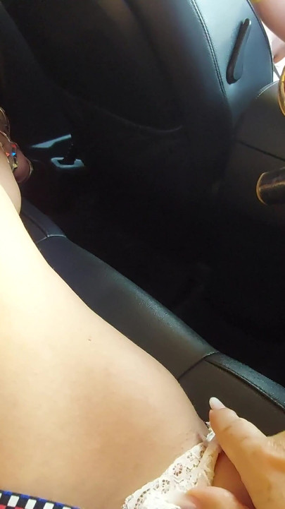 En varm MILF ringer en taxi om morgenen for å gå til kontoret og får orgasme i baksetet på bilen | Klipp 1