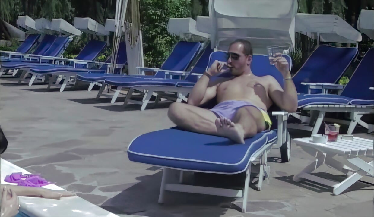 Karma Baisé Sur Le Fauteuil De La Piscine