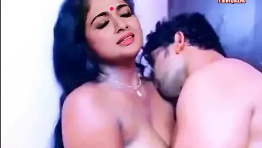 Aktorka Kavya Madhavan - pocałunek topless szyi w filmie
