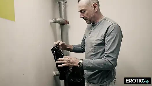 Yardımsever büyükbaba kaybettiği külotunu komşusuna geri getiriyor Ödül olarak onun deliklerini yalıyor