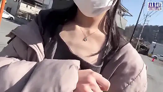 Kalabalık gözlerin dik uçlarında ateşli, sıkı bir tepenin ateşlendiği çıplak meme yürüyüşü faz.1