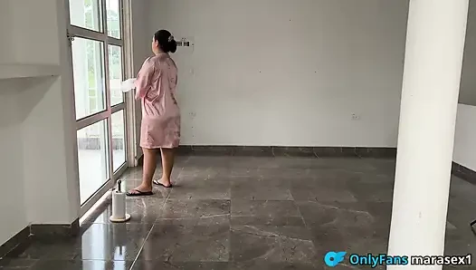 Чистит стаканы и ест мое молоко
