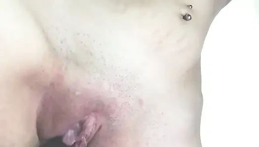 Она мастурбирует, принимая расческу внутри нее, а затем эякулирует.