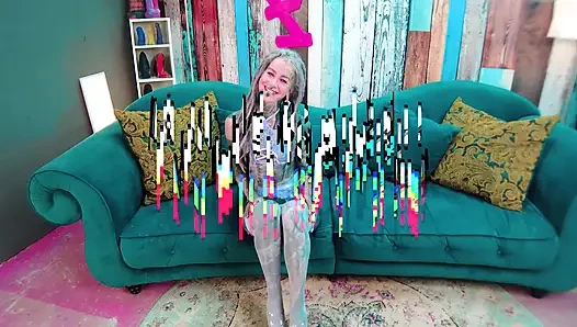 Alt dövmeli genç kız edepsizce konuştuktan hemen sonra gerçek bir yarağın içine boşalıyor