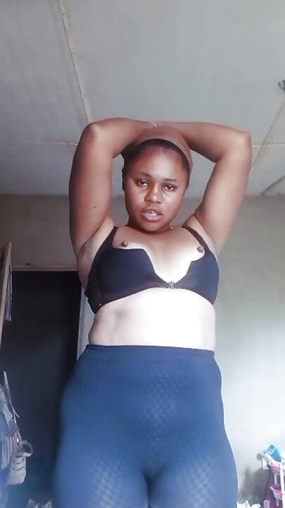 Nigerijska seoska devojka se prska na live videu